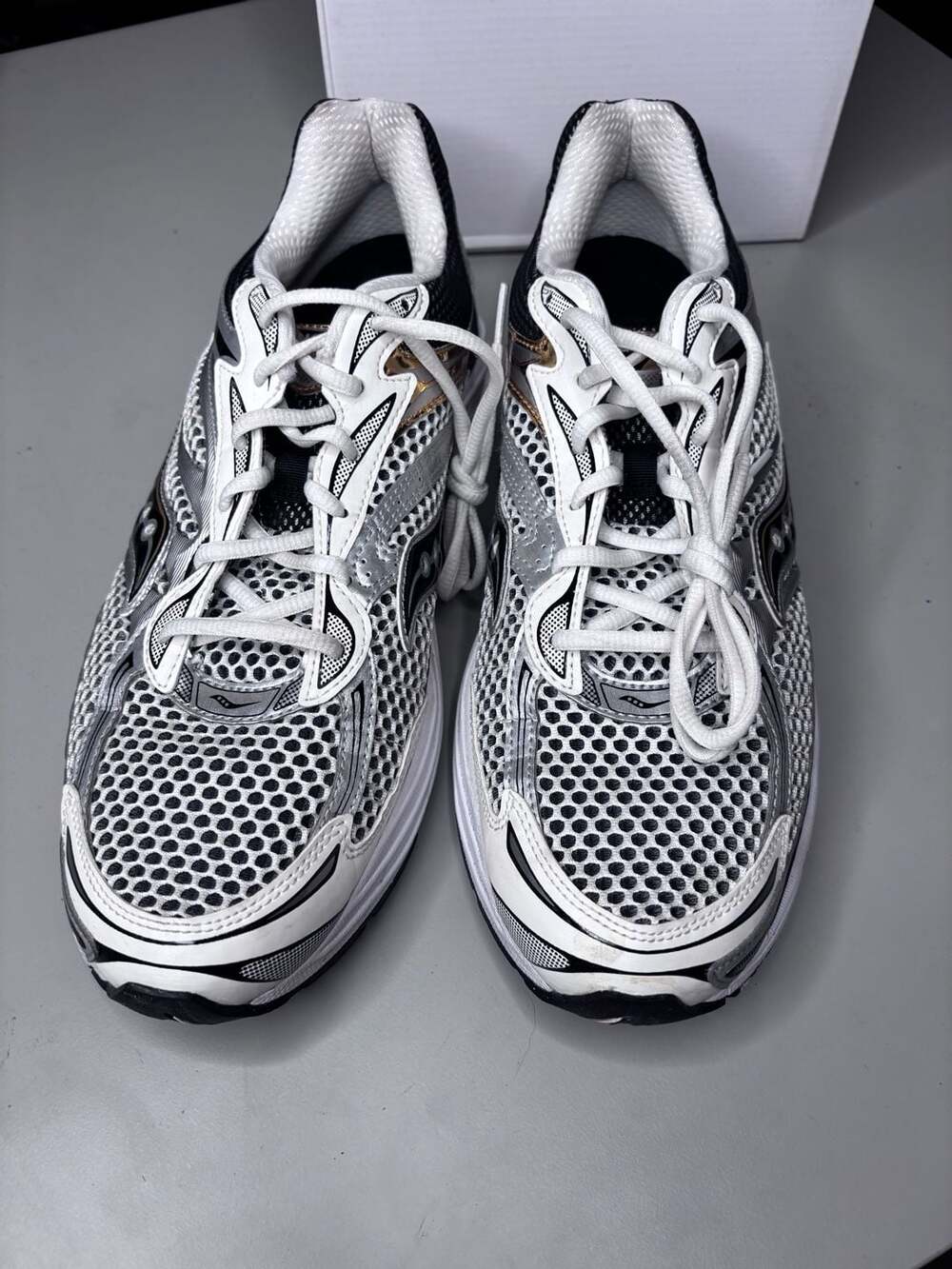 Saucony ProGrid Omni 9 Running Sneakers in Silver and Gold size13 - Picture 2 of 4